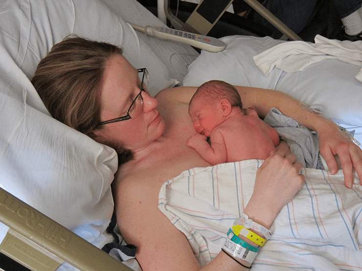 Cho trẻ tìm vú mẹ giúp giảm bé lười bú mẹ khi mới sinh - Milena - 1