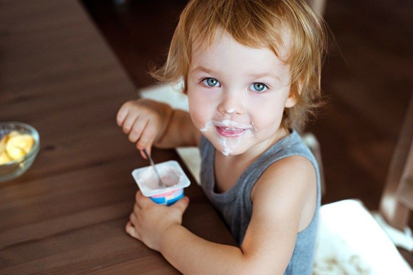 Cho trẻ ăn yogurt giúp bổ sung Canxi và phòng ngừa thiếu Canxi ở trẻ sơ sinh